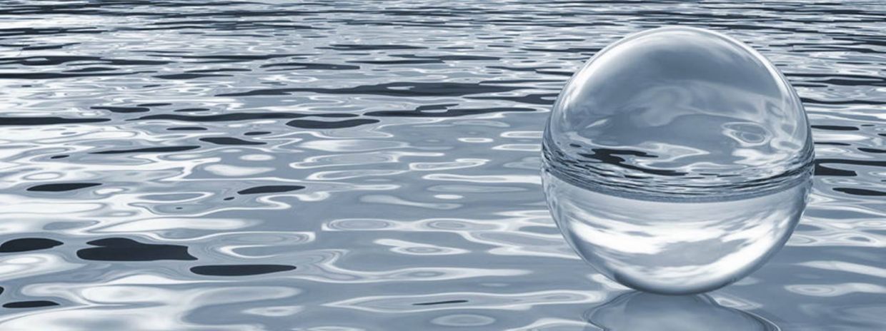 Esfera de cristal en el agua